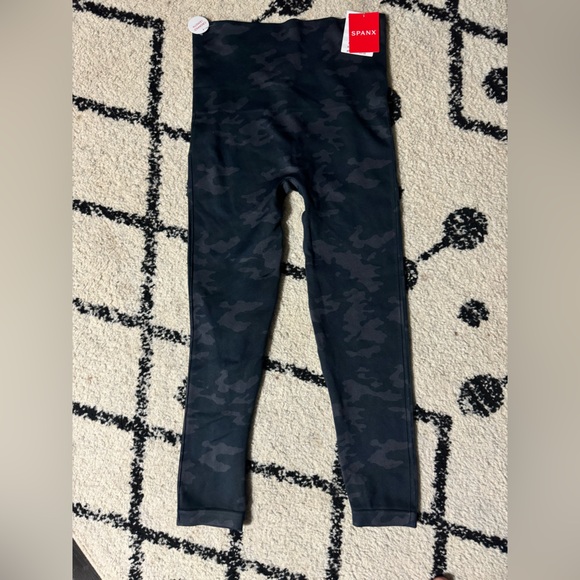 Spanx. Seamless Camo leggings. Color: black camo. Size:M - Picture 1 of 3
